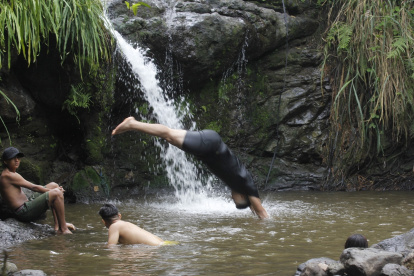Ciudadanos disfrutan de una cascada en el interior del cerro Azul, en el oeste de Guayaquil.