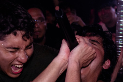 Público y músicos, en un solo grito durante un show en vivo en Atrako, centro cultural que ofrece sala de ensayo, estudio de grabación y venue para espectáculo en vivo.