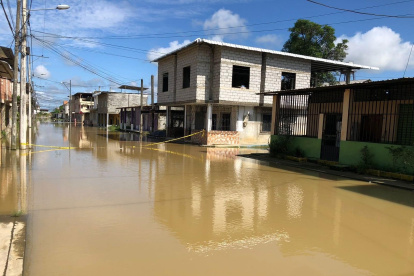 En el cantón Vinces hay calles que han sido cerradas al tránsito para que el agua no ingrese a las casas.