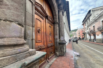 Los rayones y grafitis realizados aerosol en fachadas fueron limpiados luego de la marcha del 8M en Quito.