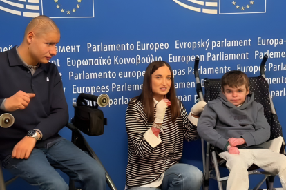 Leo, junto a dos acompañantes, expuso su pedido de tratamiento de 20 millones de dólares ante el Parlamento Europeo.