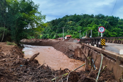Imagen referencial: un puente dañado por las lluvias refleja la emergencia que obliga a familias de Zaruma y Portovelo a evacuar en El Oro.