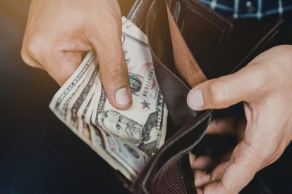 El décimo cuarto sueldo es un beneficio obligatorio para trabajadores bajo relación de dependencia en Ecuador.