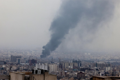 Columna de humo se eleva en una zona urbana tras incidentes registrados en Oriente Medio.