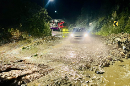 Otras vías. La ruta Cuenca-Molleturo-El Empalme también se encuentra con dificultades en este invierno.
