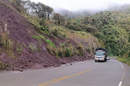 Al menos 15 puntos de la vía Cuenca- Molleturo- El Empalme registran daños por derrumbres, socavones, caída de rocas y acumulación de agua.