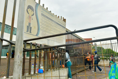 La mujer fue llevada al hospital del Guasmo para recibir atención tras escapar del secuestro.