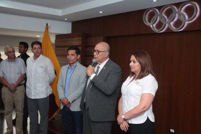 Jorge Delgado, junto a sus vicepresidentes Jefferson Pérez y Lorena Arroyo.