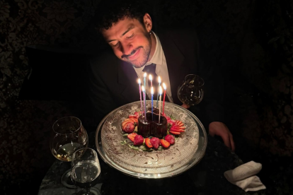 El reguetonero puertorriqueño reapareció en Instagram para festejar su cumpleaños número 32 con una imagen frente a un pastel.