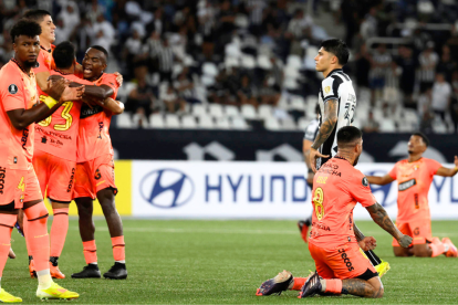Jugadores de Barcelona celebran la clasificación a la fase de grupos.