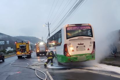 Un bus de transporte público se incendió en el sector de Pomasqui.