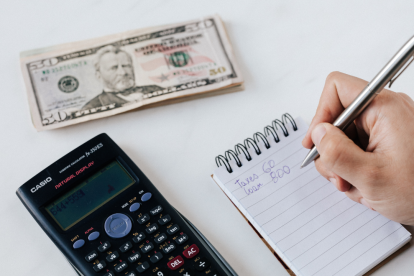 Referencial. El Gobierno impulsa créditos productivos para apoyar a emprendedores y pequeños negocios.