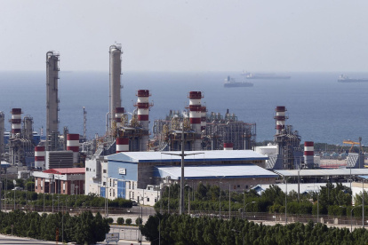 Refinería petroquímica en los alrededores del yacimiento de gas natural South Pars cerca de Assalouyeh, Irán.