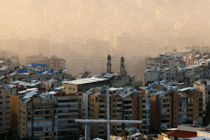 El humo se eleva tras un ataque aéreo israelí en Dahieh, en los suburbios del sur de Beirut, Líbano, 10 de marzo de 2026