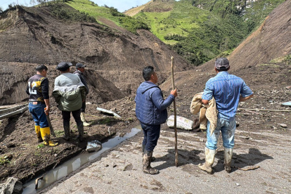 Hasta la zona donde se registró el aluvión llegaron comuneros y organismos de socorro a realizar labores de búsqueda.