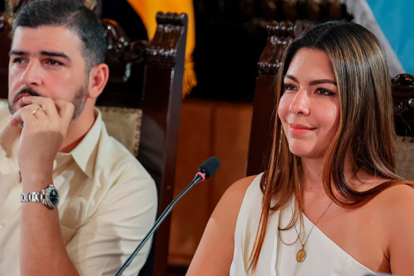 Tatiana Coronel junto a Aquiles Álvarez en el Municipio de Guayaquil.