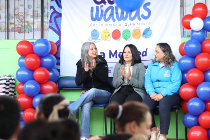 María Fernanda Racines, vicealcaldesa de Quito (izq.), en uno de los Quito Wawas. Según el Municipio, estos y otros centros corren el riesgo de desaparecer si se aprueba el proyecto de Ley de gasto de los GAD. (Foto referencial)