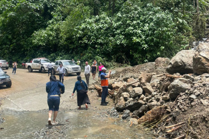 Varios deslizamientos de tierra se han registrado en Azuay en las últimas horas.