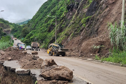 Por la vía Cuenca- Girón- Pasaje no podrán transitar los vehículos pesados de carga debido a la pérdida de carrile en los kilómetros 49 y 50.
