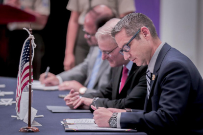 Funcionarios de la Embajada de Estados Unidos firmaron el 11 de marzo de 2026 el memorando de entendimiento para a la FBIapertura de la primera Oficina Federal de Investigación del FBI.