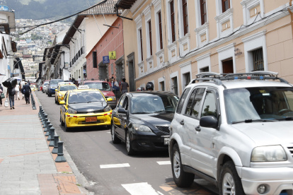 Situación. El centro de Quito figura entre los sitios previstos para pórticos de control, debido al intenso tráfico que se registra a diario.