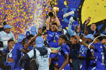 La plantilla completa de la Chatoleí festejó eufórica la consecución de su primer título nacional con la Copa Ecuador 2025, tras vencer a Liga por 3-2.