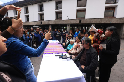 Ciudadanos, artistas y usuarios de servicios municipales se pronunciaron contra la reforma al COOTAD en la Plaza de la Independencia, en Quito.