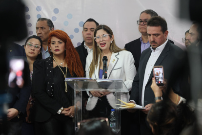 La diputada opositora Nora Bracho (c) habla en una rueda de prensa este viernes, en Caracas (Venezuela)