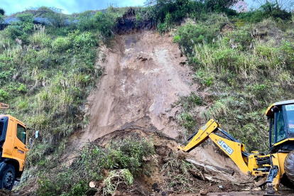 Se retiró aproximadamente 300 metros cúbicos de escombros en la antigua vía a Nayón.