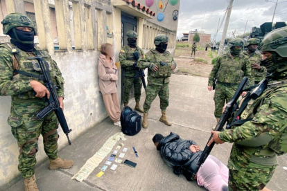 Un operativo permitió desmantelar una presunta organización criminal dedicada a la venta de dinero falso en Riobamba.