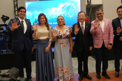 Hugo Cañarte, Angélica Arias, Magaly Caicedo, Gao Zhenting, Sandro Castillo y Wang Bing.