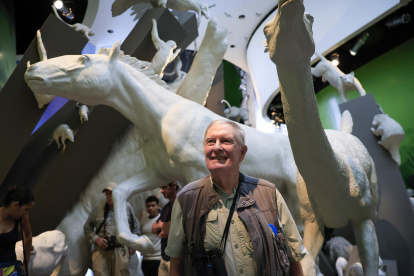 El estadounidense Robert S. Ridgely reacciona durante una visita al Biomuseo en ciudad de Panamá (Panamá).