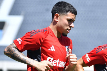 Kendry Páez, a horas de debutar con River Plate en el fútbol argentino.