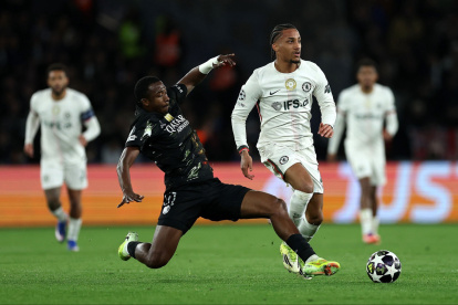 Willian Pacho, defensor del PSG, durante el partido de ida de octavos de final de Champions League ante Chelsea.