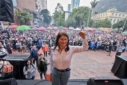 Sandra Ramírez, fue candidata al Senado por el partido Fuerza Ciudadana y viuda del comandante de las FARC, Manuel Marulanda, alias Tiro Fijo, levanta el puño cerrado en un acto de cierre de su campaña en Bogotá el 1 de marzo de 2026.