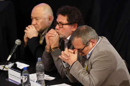 Integrantes del antiguo Secretariado de las FARC Julián Gallo Cubillos (i), Pastor Lisandro Alape Lascarro (c) y Rodrigo Londoño Echeverry, en Bogotá (Colombia).