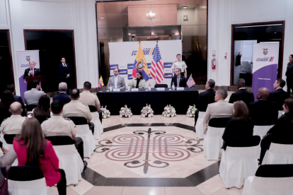 Autoridades de Ecuador y representantes del FBI participan en un encuentro oficial para coordinar el rastreo de rutas de dinero ilícito en el país.