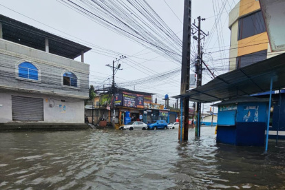 En sectores de Durán, como El Recreo, el agua cubrió las calles. Los peatones debieron movilizarse con el riesgo de algún siniestro.