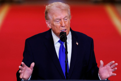 Donald Trump durante un discurso oficial, mientras nuevos archivos del FBI lo vinculan al caso Jeffrey Epstein.