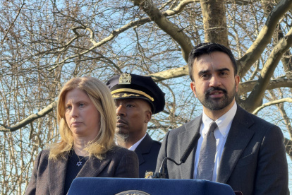 El alcalde de Nueva York, Zohran Mamdani (d), habla junto a la comisionada del Departamento de Policía de (NYPD), Jessica S. Tischwith.