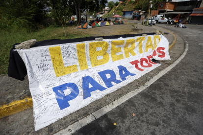 Una pancarta con la leyenda "Libertad para todos" se exhibe frente a la cárcel El Rodeo I en Guatire, estado Miranda, Venezuela, el viernes 20 de febrero de 2026.