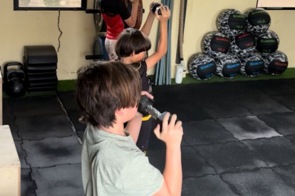 Actividad física en niños previene sedentarismo y fomenta desarrollo integral.