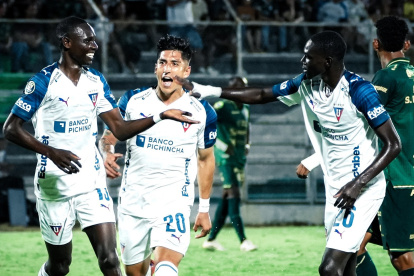 Janner Corozo (izq.) anotó ante Orense el primer gol de la LigaPro 2026.