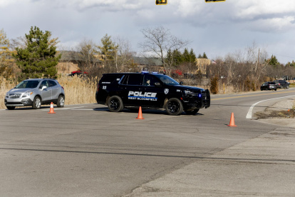 Un carro de Policía después de que un hombre armado con un fusil embistiera un vehículo contra la sinagoga Temple Israel de West Bloomfield, cerca de Detroit ( EE.UU.).