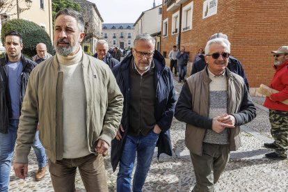 El presidente de Vox, Santiago Abascal (i), junto a Carlos Pollán (c), candidato a la presidencia de la Junta de Castilla y León, y con José Antonio Ortega Lara.