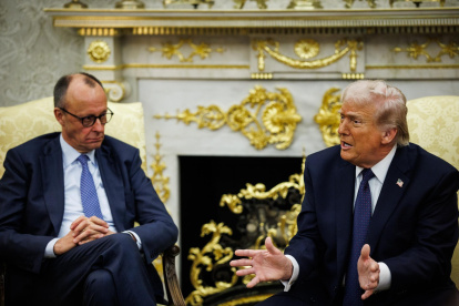 El presidente de Estados Unidos, Donald Trump (derecha), y el canciller alemán, Friedrich Merz, se reúnen en la Casa Blanca en Washington, D.C., el 3 de marzo de 2026