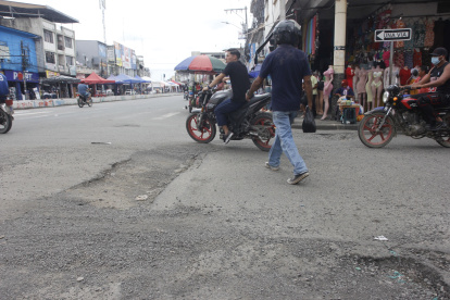 En García Moreno y Eloy Alfaro, en pleno centro de Milagro, los baches incomodan a la movilidad y aumentan el riesgo de siniestros viales.