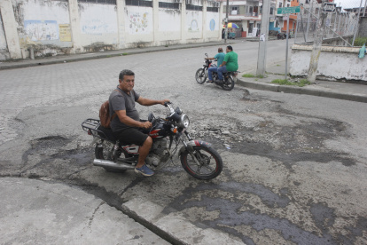 Grandes baches se han formado en la intersección de Atahualpa y Carlos Chiriguaya, en Milagro. La ciudadanía cuestiona la calidad de los materiales utilizados.