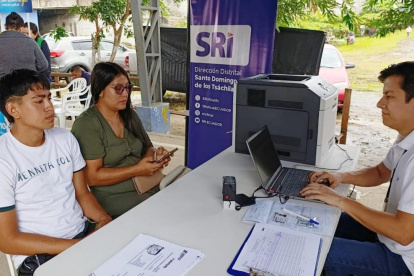 Contribuyentes se asesoran con un técnico del Servicio de Rentas Internas.