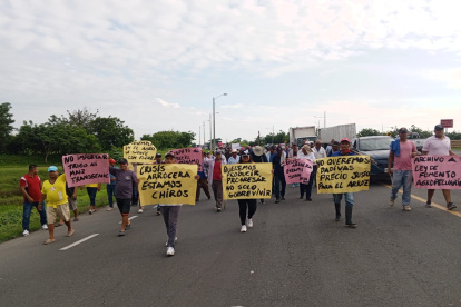 Un grupo de arroceros marchan reclamando que no les pagan el precio justo por la saca del arroz.